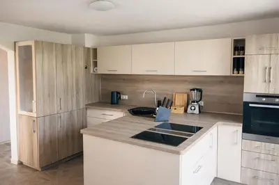 Küche/Küchenzeile in der Unterkunft Gemütliche Alpenwohnung mit Balkon & Bergblick nahe Neuschwanstein ideal für Familien & Gruppen für gemeinsame Momente