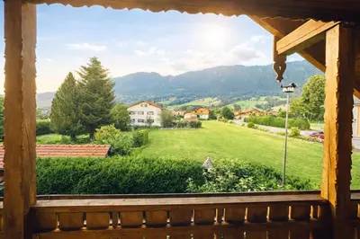 Ein allgemeiner Bergblick oder ein Berglick von der Ferienwohnung aus