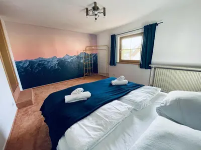 Ein Bett oder Betten in einem Zimmer der Unterkunft Gemütliche Alpenwohnung mit Balkon & Bergblick nahe Neuschwanstein ideal für Familien & Gruppen für gemeinsame Momente