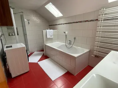 Ein Badezimmer in der Unterkunft Gemütliche Alpenwohnung mit Balkon & Bergblick nahe Neuschwanstein ideal für Familien & Gruppen für gemeinsame Momente