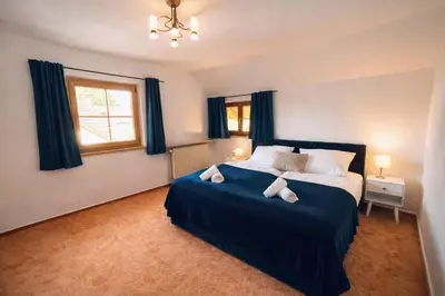 Ein Bett oder Betten in einem Zimmer der Unterkunft Gemütliche Alpenwohnung mit Balkon & Bergblick nahe Neuschwanstein ideal für Familien & Gruppen für gemeinsame Momente