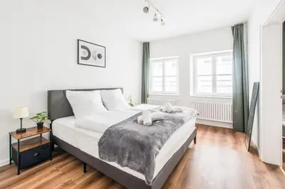 Ein Bett oder Betten in einem Zimmer der Unterkunft Central Apartments Direkt am Königsplatz l Fußball-Tisch I perfekt für Familien & Freunde & Business