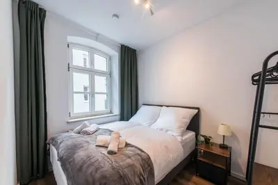 Ein Bett oder Betten in einem Zimmer der Unterkunft Central Apartments Direkt am Königsplatz l Fußball-Tisch I perfekt für Familien & Freunde & Business
