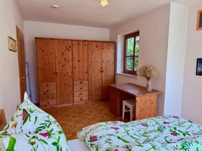 Ein Bett oder Betten in einem Zimmer der Unterkunft Helle Gartenwohnung, 2 min zum See, in Herrsching
