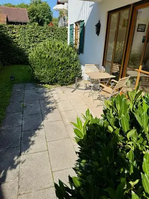 Ein Garten an der Unterkunft Helle Gartenwohnung, 2 min zum See, in Herrsching