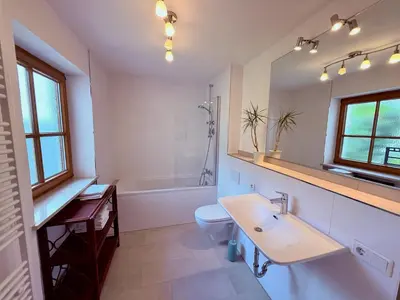 Ein Badezimmer in der Unterkunft Helle Gartenwohnung, 2 min zum See, in Herrsching