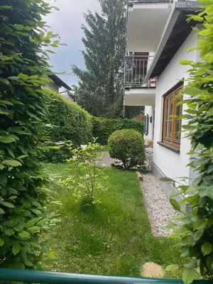 Ein Garten an der Unterkunft Helle Gartenwohnung, 2 min zum See, in Herrsching