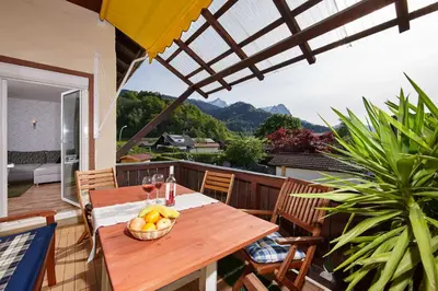Ein allgemeiner Bergblick oder ein Berglick von der Ferienwohnung aus