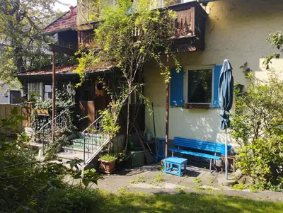 Ein Garten an der Unterkunft Omas Häuschen am See