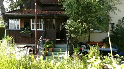 Ein Garten an der Unterkunft Omas Häuschen am See