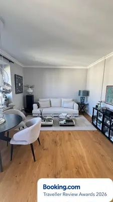 Ein Sitzbereich in der Unterkunft Exklusive 60qm Designerwohnung im Herzen von München - 1 min zur Maximilianstraße