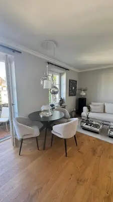 Ein Sitzbereich in der Unterkunft Exklusive 60qm Designerwohnung im Herzen von München - 1 min zur Maximilianstraße
