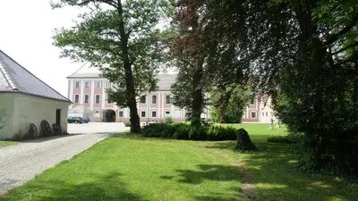 Ein Garten an der Unterkunft Schloss Sinning in Bayern