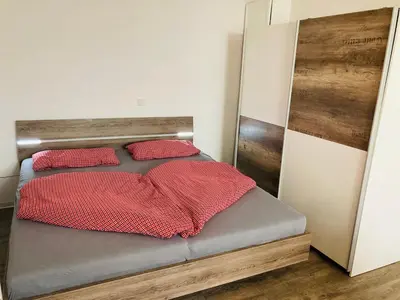 Ein Bett oder Betten in einem Zimmer der Unterkunft Schnucklige Kellerwohnung