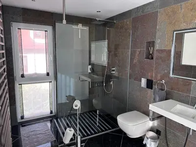 Ein Badezimmer in der Unterkunft Luxus Garten Maisonette im Herz von Bad Wörishofen