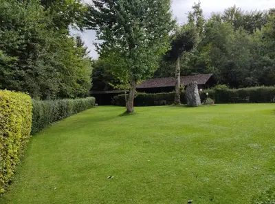 Ein Garten an der Unterkunft Mini-Haus mit Charme zwischen München und Chiemsee