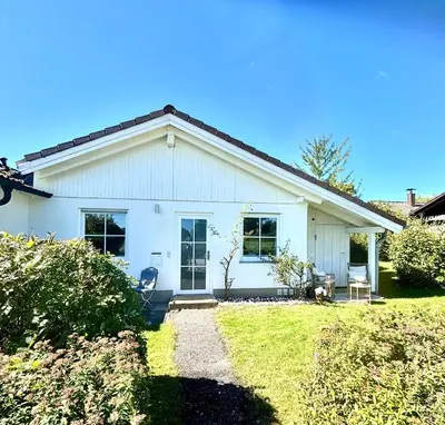 Ein Garten an der Unterkunft Chiemsee Häuschen
