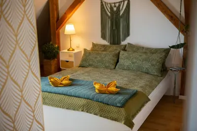 Ein Bett oder Betten in einem Zimmer der Unterkunft Rooftop Arts&Crafts Apartment, zentral und ruhig, 3 Dachterrassen
