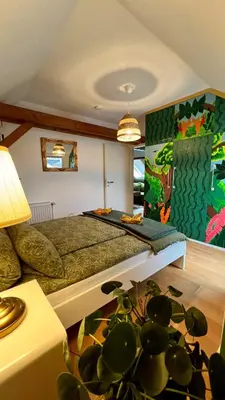 Ein Sitzbereich in der Unterkunft Rooftop Arts&Crafts Apartment, zentral und ruhig, 3 Dachterrassen