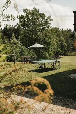 Ein Garten an der Unterkunft Chalet Zugspitze, Kamin, Tiere
