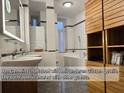 Ein Badezimmer in der Unterkunft Isartor Rooms - SHARED BATHROOM