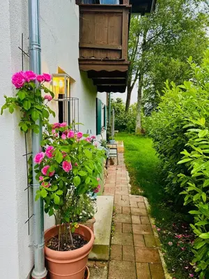 Ein Garten an der Unterkunft Casalottie - charmantes bayrisches Cottage am Starnberger See