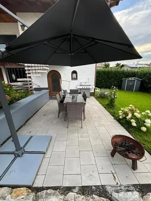 Ein Garten an der Unterkunft Kleine Bergzeit