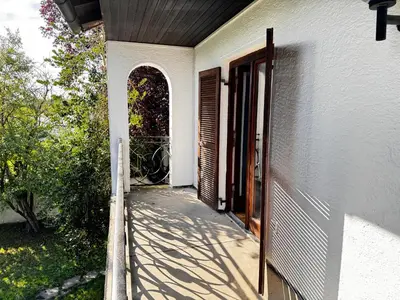 Ein Garten an der Unterkunft Vardi Haus