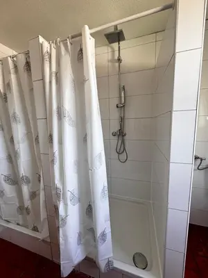 Ein Badezimmer in der Unterkunft Vardi Haus