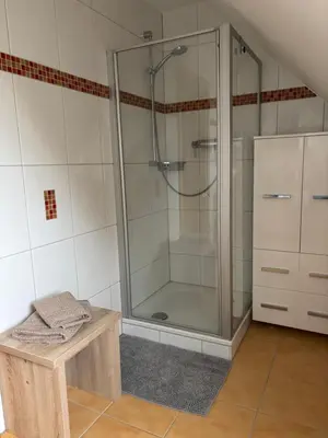 Ein Badezimmer in der Unterkunft Ferienwohnung mit Küche und Bad