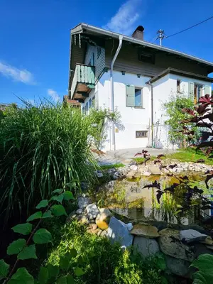 Ein Garten an der Unterkunft Charmantes Landhaus mit Garten - Seen und Voralpen