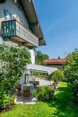 Ein Garten an der Unterkunft Charmantes Landhaus mit Garten - Seen und Voralpen