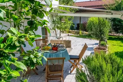 Ein Garten an der Unterkunft Charmantes Landhaus mit Garten - Seen und Voralpen
