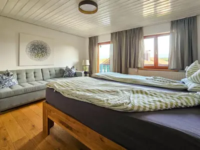 Ein Bett oder Betten in einem Zimmer der Unterkunft Charmantes Landhaus mit Garten - Seen und Voralpen