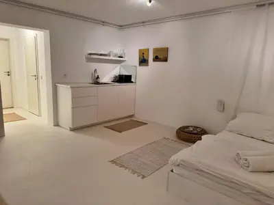 Ein Bett oder Betten in einem Zimmer der Unterkunft Eigene Souterrain Keller Wohnung nähe Olympiapark - von privat