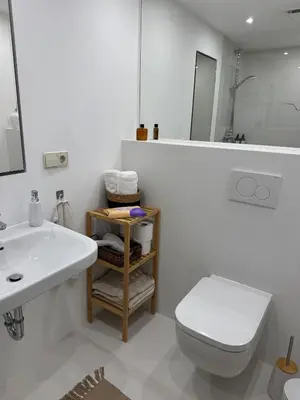 Ein Badezimmer in der Unterkunft Eigene Souterrain Keller Wohnung nähe Olympiapark - von privat
