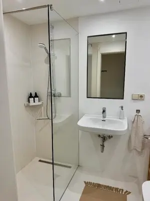 Ein Badezimmer in der Unterkunft Eigene Souterrain Keller Wohnung nähe Olympiapark - von privat