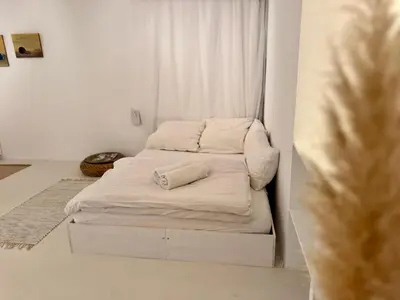 Ein Bett oder Betten in einem Zimmer der Unterkunft Eigene Souterrain Keller Wohnung nähe Olympiapark - von privat