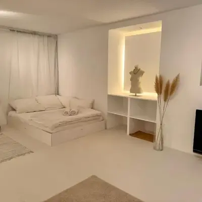 Eigene Souterrain Keller Wohnung nähe Olympiapark - von privat