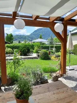 Ein allgemeiner Bergblick oder ein Berglick von des Ferienhauses aus