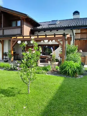 Ein Garten an der Unterkunft Ferienhaus Alpenpanorama