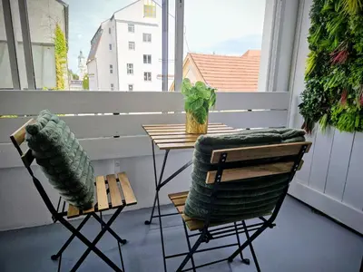 Ein Sitzbereich in der Unterkunft Stylish Old Town Apartment with Free Parking and a Balcony near the Cathedral