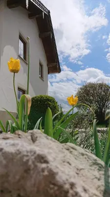 Ein Garten an der Unterkunft Ferienwohnung Schmied
