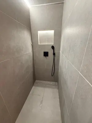 Ein Badezimmer in der Unterkunft Modern apartment with terrace in Solln