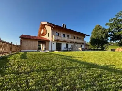 Das Gebäude in dem sich das Ferienhaus befindet