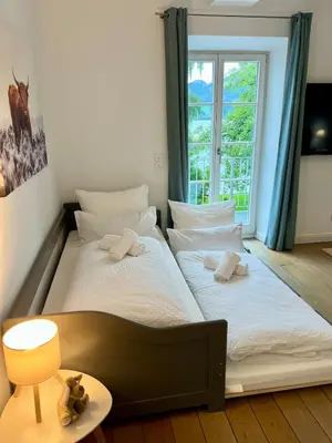 Ein Bett oder Betten in einem Zimmer der Unterkunft bloom - Traumlage direkt am See in Tegernsee Stadt