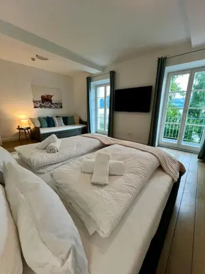 Ein Bett oder Betten in einem Zimmer der Unterkunft bloom - Traumlage direkt am See in Tegernsee Stadt