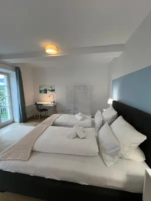 Ein Bett oder Betten in einem Zimmer der Unterkunft bloom - Traumlage direkt am See in Tegernsee Stadt