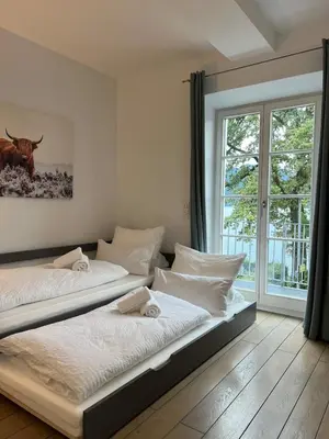 Ein Bett oder Betten in einem Zimmer der Unterkunft bloom - Traumlage direkt am See in Tegernsee Stadt