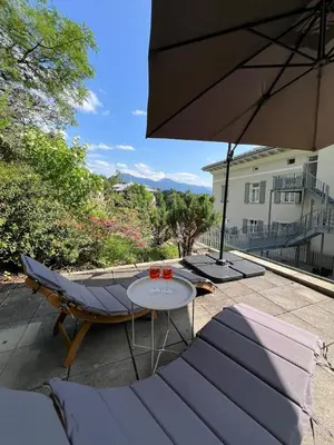 Ein Balkon oder eine Terrasse in der Unterkunft bloom - Traumlage direkt am See in Tegernsee Stadt